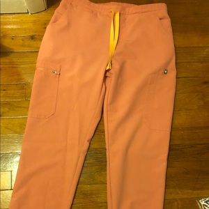 Figs Yola S scrub pant in Coral